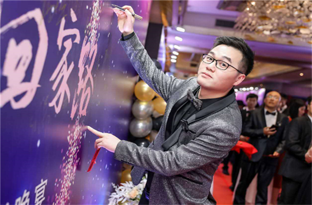 【高光“疫”事】勇敢逆行的特殊“网约车”——太阳集团tcy872290后，用信念打通生命运输线